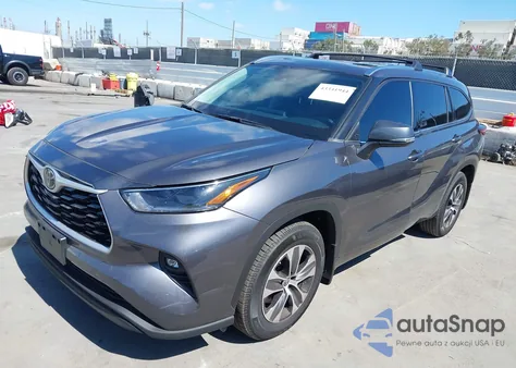 2021 Toyota Highlander Xle z USA, uszkodzony, nr VIN 5TDHZRAH8MS521018